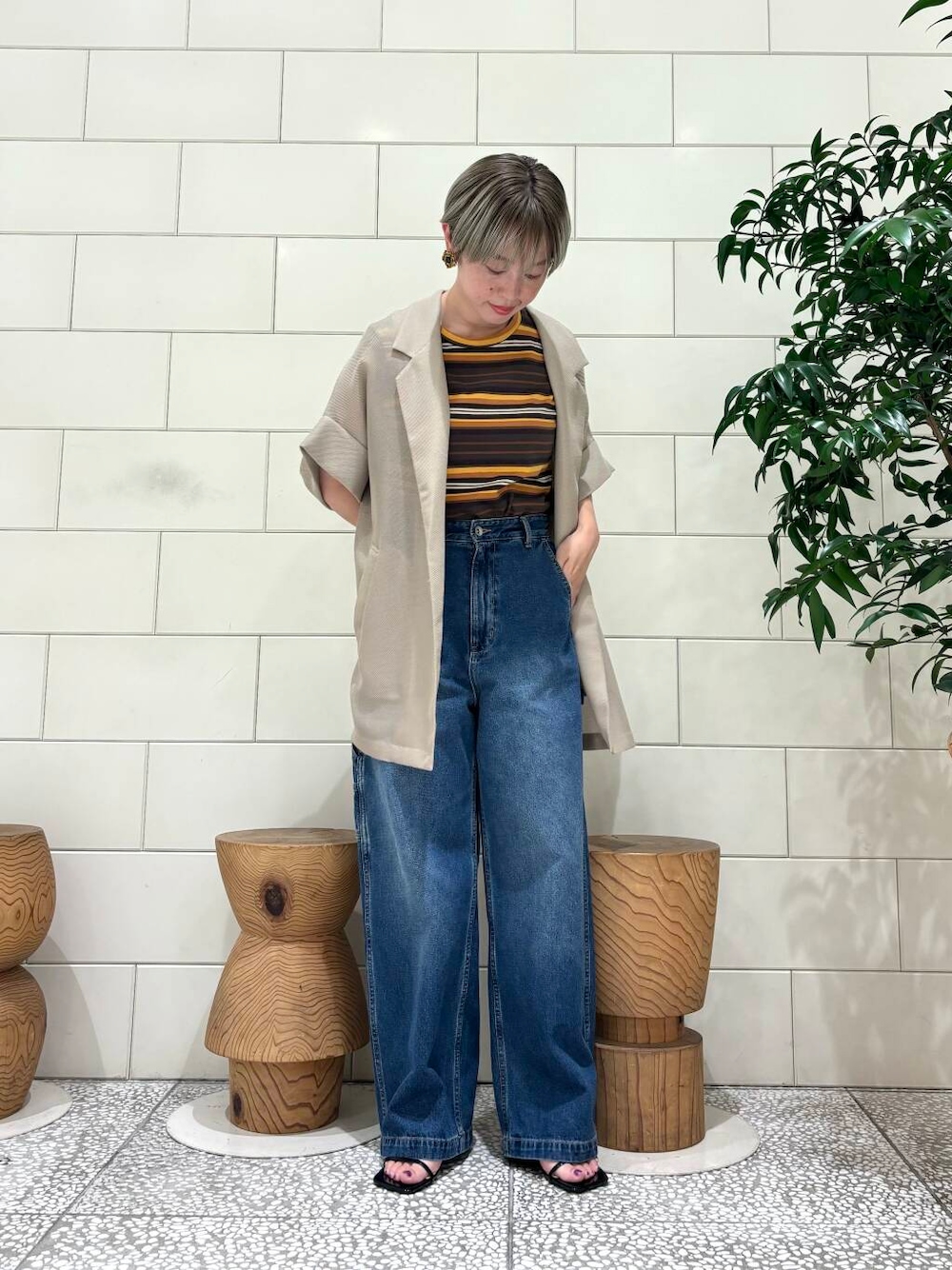 「カジュアルコーデ、URBANRESEARCH、ブルベ夏、骨格ウェーブ、ウェーブ×ブルベ夏、盛夏から晩夏へスイッチコーデ、ウェーブ×カジュアル、ウェーブ×着やせ、即着デニムコーデ、私の推し新作アイテム」｜「URBAN RESEARCHのナローストラップサンダル（サンダル、ブラック系）」を使った、MINAMIさん（レディース・158cm）の夏コーディネートの1枚目の写真
