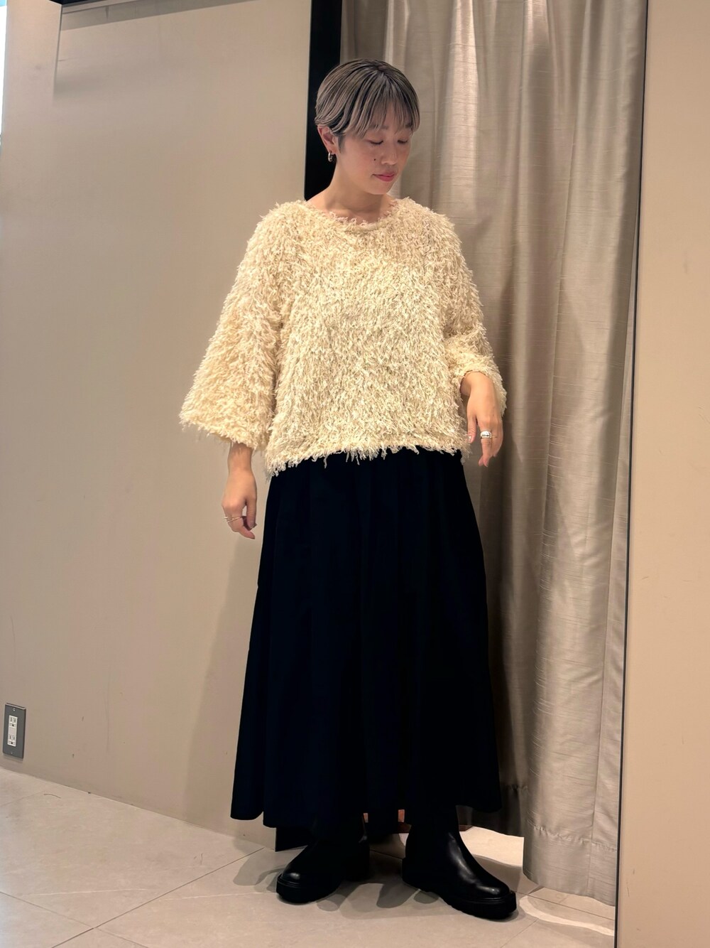 「デートコーデ、秋コーデ、休日スタイル、ロングスカート、モノトーン、秋先取りコーデ」｜「URBAN RESEARCH ROSSO WOMENのCHIGNON　フェザーフリンジTシャツ（Tシャツ/カットソー、ホワイト系）」を使った、MINAMIさん（レディース・158cm）の秋コーディネートの1枚目の写真