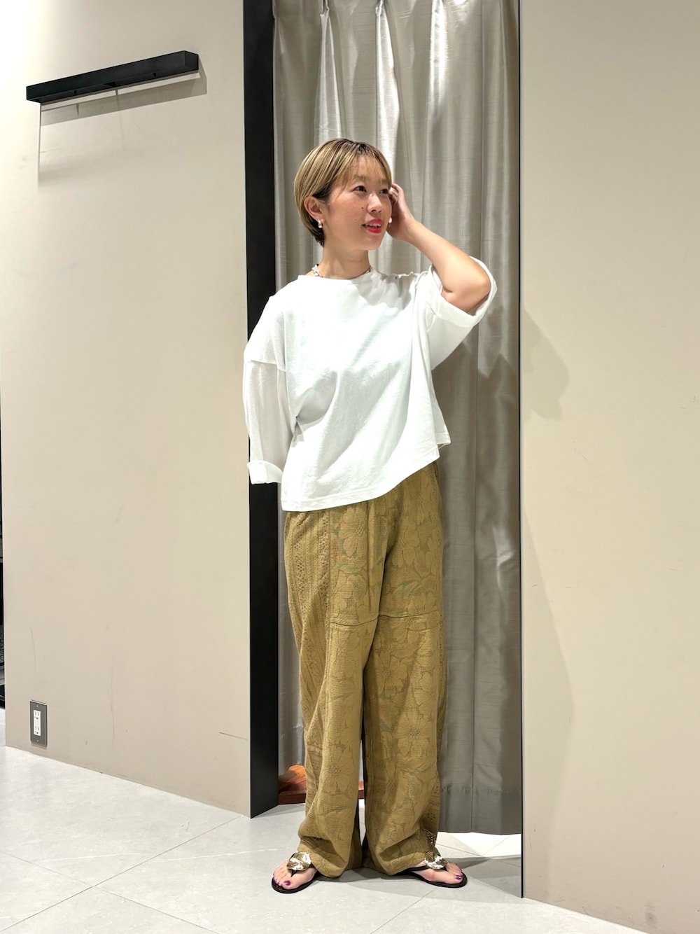 「夏コーデ、プチプラ、お出かけコーデ、サンダル、シンプルコーデ」｜「かぐれのワイドスリーブクロップドカットソー（Tシャツ/カットソー、ホワイト系）」を使った、MINAMIさん（レディース・158cm）の夏コーディネートの1枚目の写真