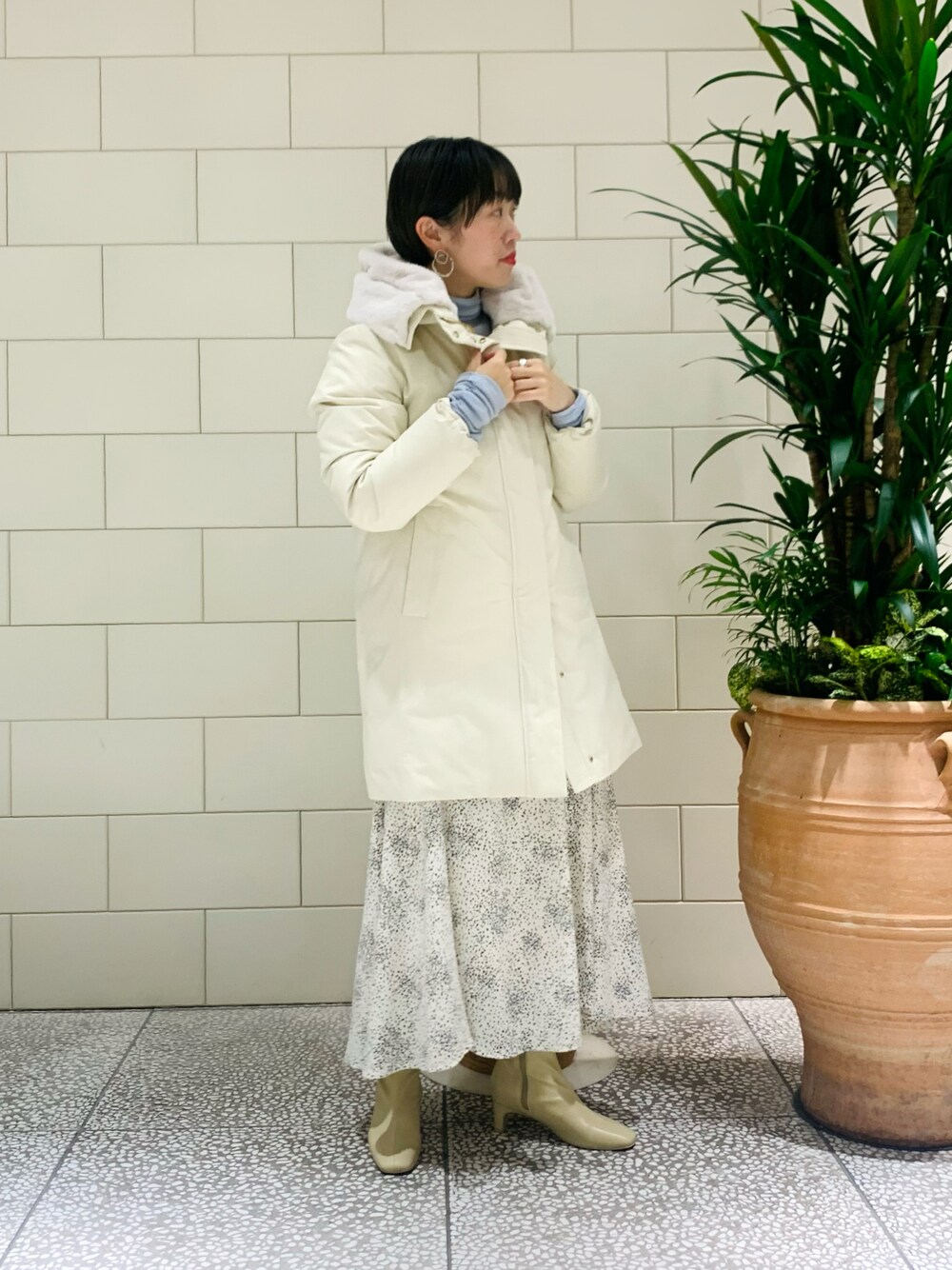 「クリスマスに着たい服、今日のコーデ、ホワイトコーデ、ダウンジャケット、スカート、淡色コーデ、レオパード、ロングスカート、ブーツ、ワントーンコーデ、あったかコーデ」｜「URBAN RESEARCHのエコペルファーダウンコート（ダウンジャケット/コート、ホワイト系）」を使った、MINAMIさん（レディース・158cm）の冬コーディネートの1枚目の写真