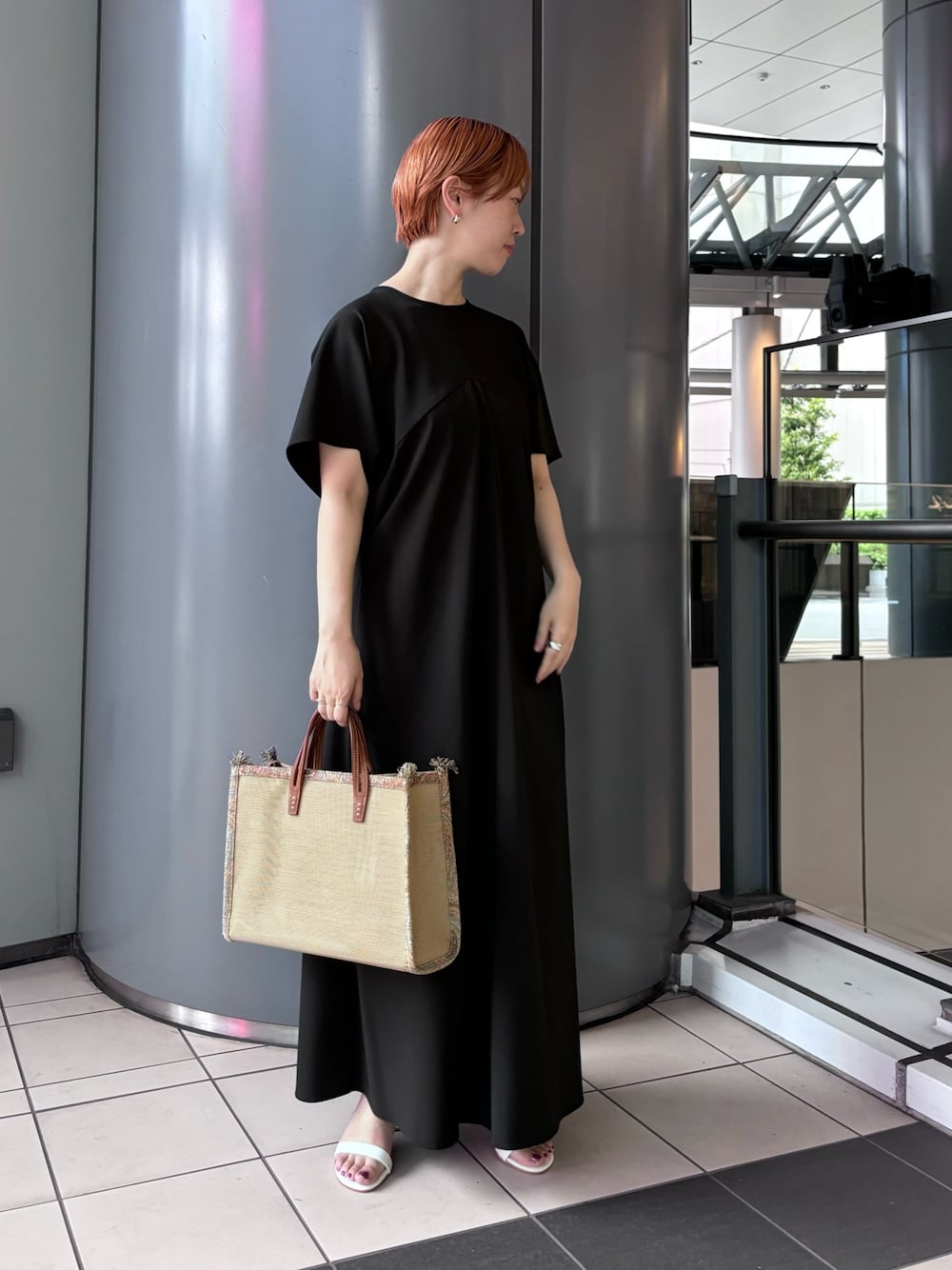 「デートコーデ、きれいめカジュアル、ワンピース、シンプルコーデ、お出かけコーデ、ブラックコーデ」｜「URBAN RESEARCHのTRフレアワンピース（ワンピース、ブラック系）」を使った、MINAMIさん（レディース・158cm）の春コーディネートの1枚目の写真