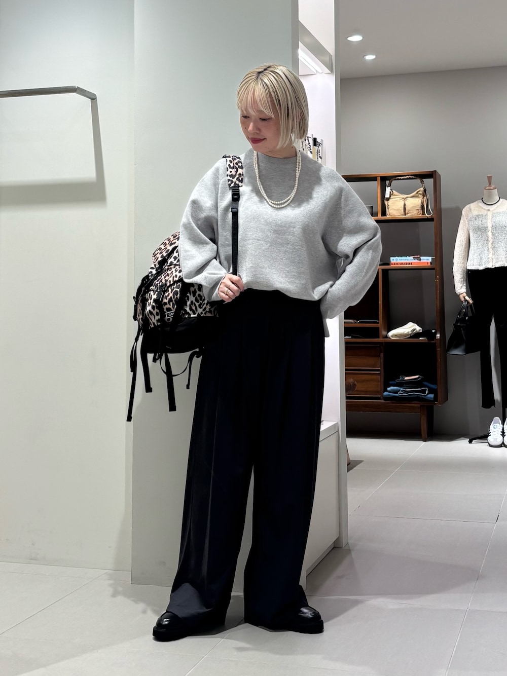 グレー系のニット/セーター、グレー系のその他パンツ、その他のバックパック/リュックを着用したレディースの秋コーディネートの1枚目の写真