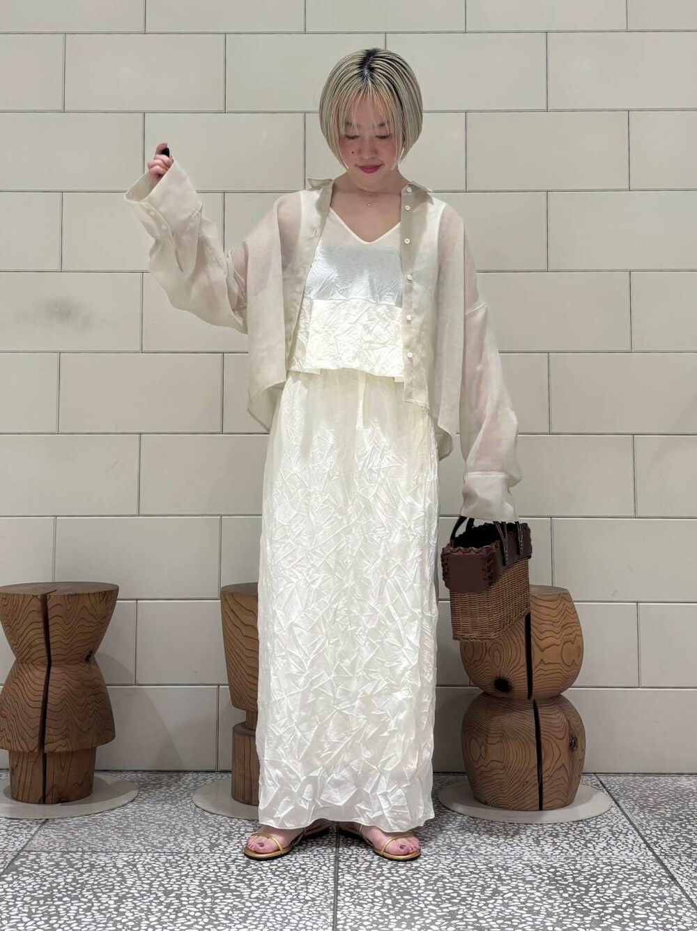 「ワントーンコーデ、大人カジュアル、ロングスカート、デートコーデ、URBANRESEARCH、シンプルコーデ、サンダル、newarrival、シアートップス、お出かけコーデ、淡色コーデ、旅行コーデ、骨格ウェーブ、ウェーブ×ブルベ夏、ここでしか手に入らない別注アイテム」｜「URBAN RESEARCHのシアーワイドスリーブシャツ（シャツ/ブラウス、ベージュ系）」を使った、MINAMIさん（レディース・158cm）の春コーディネートの1枚目の写真