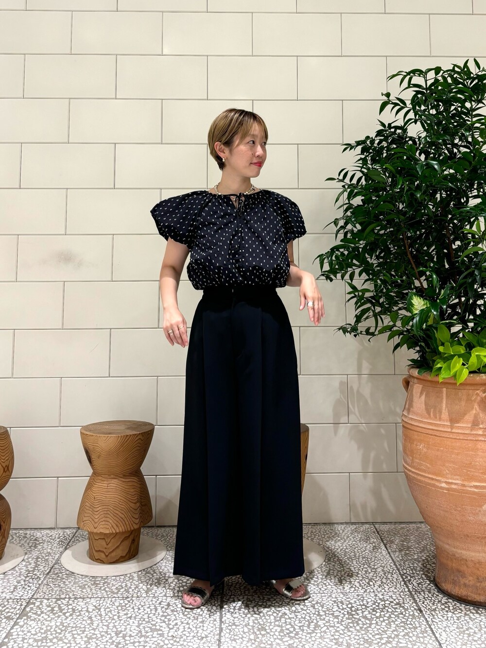 「きれいめカジュアル、夏コーデ、お出かけコーデ、オトナカジュアル」｜「URBAN RESEARCH ROSSO WOMENのバルーンスリーブブラウス（シャツ/ブラウス、ブラック系）」を使った、MINAMIさん（レディース・158cm）の夏コーディネートの1枚目の写真