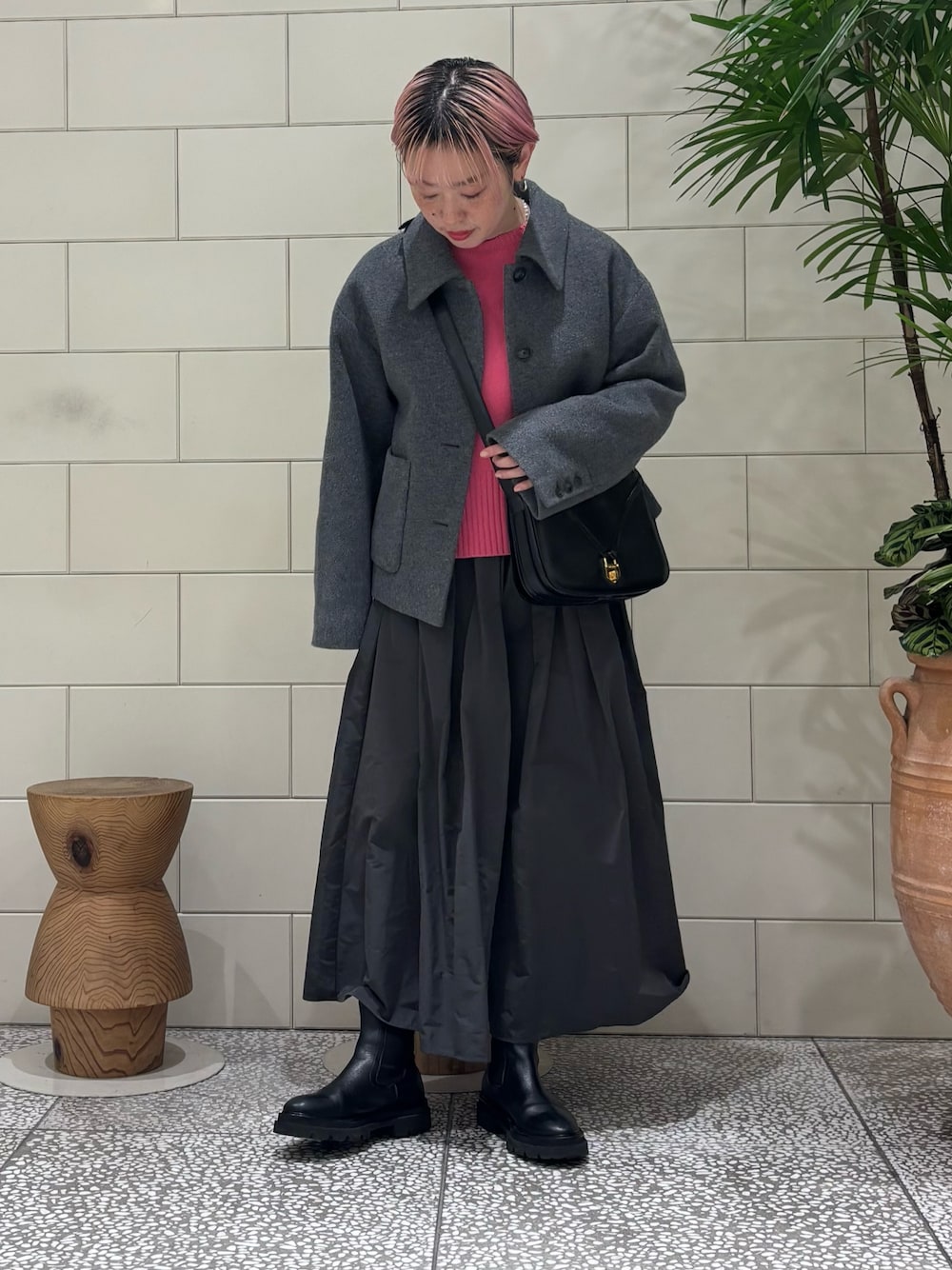 「冬アウター、秋冬コーデ、大人かわいい、カジュアルコーデ、着回しコーデ、オトナカワイイ、オトナカジュアル、骨格ウェーブ、ニット/セーター」｜「URBAN RESEARCHのウールモッサショートコート（その他アウター、グレー系）」を使った、MINAMIさん（レディース・158cm）の冬コーディネートの1枚目の写真
