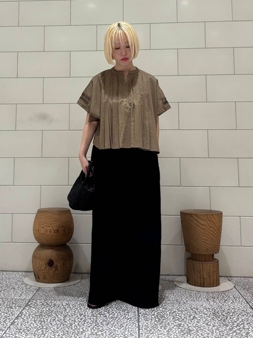 「大人カジュアル、イージーパンツ、きれいめカジュアル、URBANRESEARCH、シンプルコーデ、サンダル、newarrival、サンダルコーデ、旅行コーデ、骨格ウェーブ、暑い、ウェーブ×ブルベ夏、洒落見えイージーパンツ×サンダル、私が選ぶセールアイテム25ss、夏ルックで気分アップ」｜「URBAN RESEARCHのメッシュ編みレザートートバッグ（トートバッグ、ブラック系）」を使った、MINAMIさん（レディース・158cm）の夏コーディネートの1枚目の写真