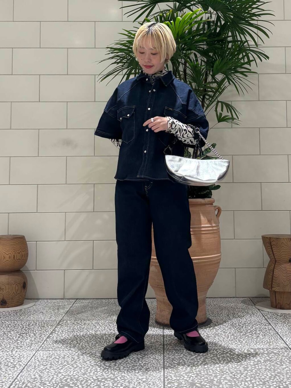 ブルー系のシャツ/ブラウス、ブラック系のTシャツ/カットソーを着用したレディースの冬コーディネートの1枚目の写真