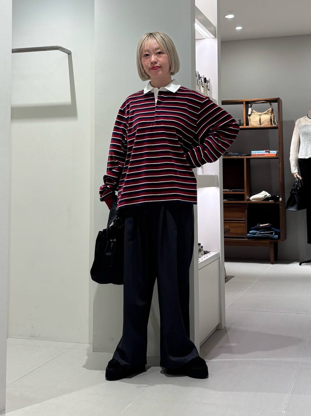 レッド系のTシャツ/カットソー、グレー系のその他パンツ、ブラック系のショルダーバッグを着用したレディースの秋コーディネートの1枚目の写真