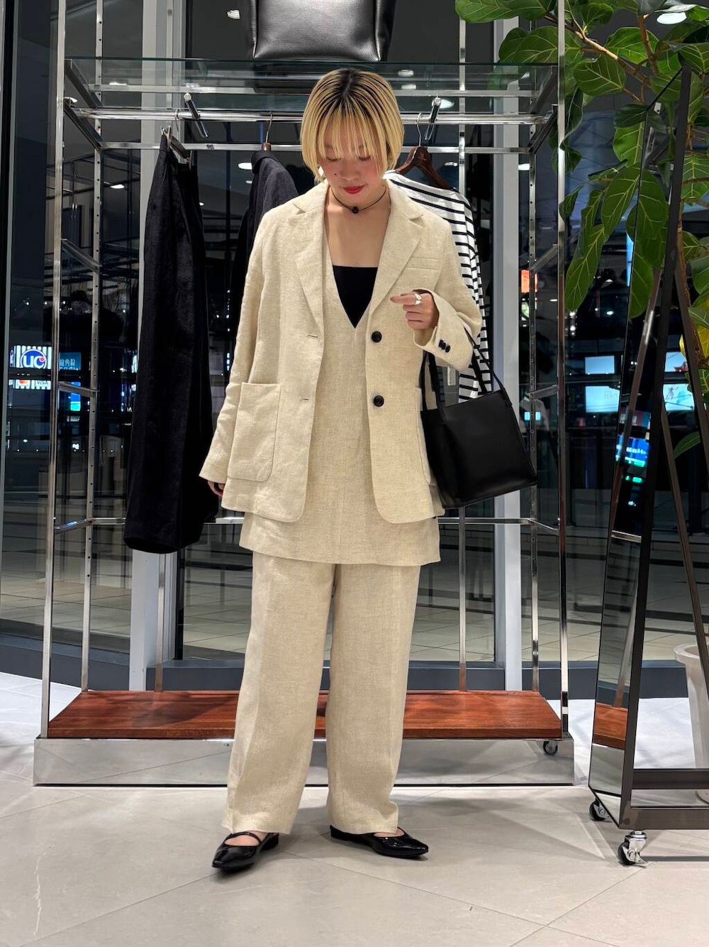 「大人カジュアル、ジャケット、セットアップ、きれいめカジュアル、URBANRESEARCH、newarrival、骨格ウェーブ、ウェーブ×ブルベ夏、春のジャケットスタイル」｜「URBAN RESEARCHのポインテッドバックストラップシューズ（パンプス、ブラック系）」を使った、MINAMIさん（レディース・158cm）の春コーディネートの1枚目の写真