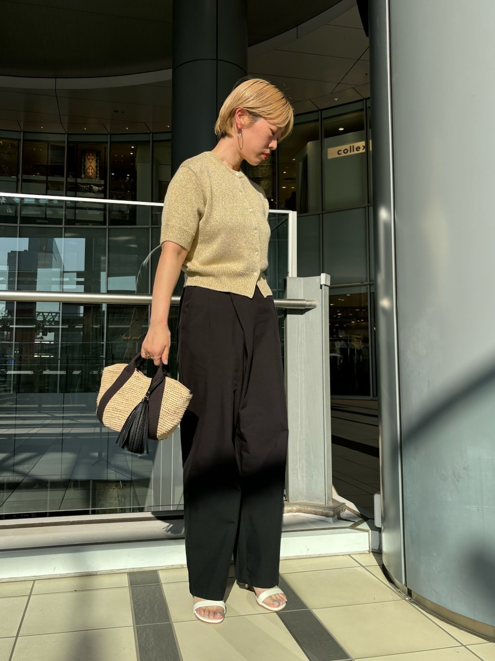 「お出かけコーデ、デートコーデ、きれいめカジュアル、春夏コーデ、休日スタイル、パンツスタイル、初夏コーデ」｜「URBAN RESEARCHのハーフスリーブラメニットカーディガン（ニット/セーター、ベージュ系）」を使った、MINAMIさん（レディース・158cm）の春コーディネートの1枚目の写真