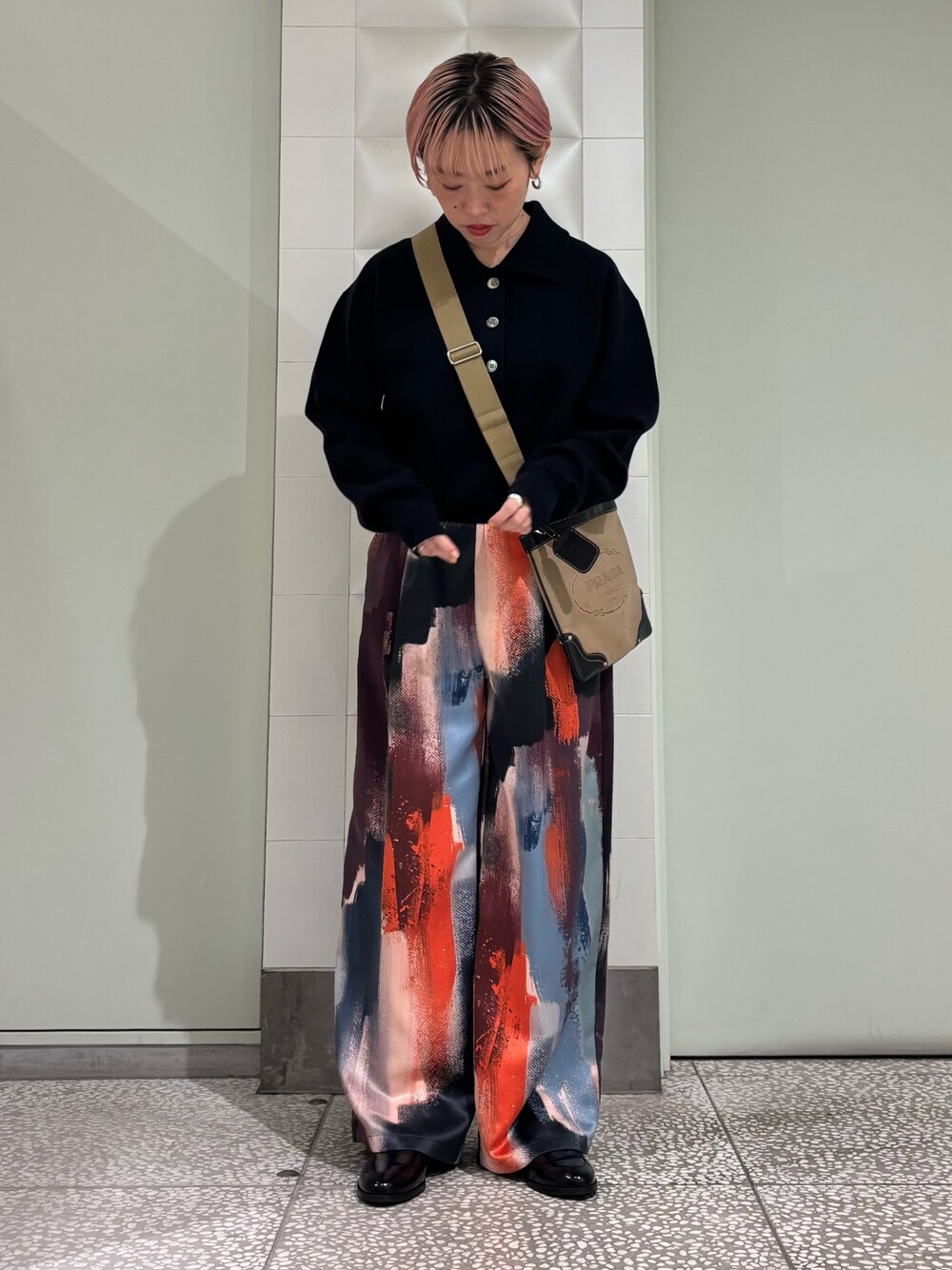 「大人かわいい、休日スタイル、大人ファッション、オトナカジュアル、ブルべ夏」｜「URBAN RESEARCHのスウェットライクシャツカラーニット（ニット/セーター、ブルー系）」を使った、MINAMIさん（レディース・158cm）の冬コーディネートの1枚目の写真
