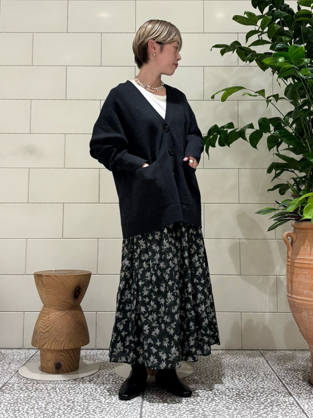 「秋っぽコーデ更新中、ブーツ、デートコーデ、カーディガン、お出かけコーデ、オトナカジュアル」｜「URBAN RESEARCHの『MADE IN JAPAN』ウールコットンロングスリーブカットソー（Tシャツ/カットソー、ホワイト系）」を使った、MINAMIさん（レディース・158cm）の秋コーディネートの1枚目の写真