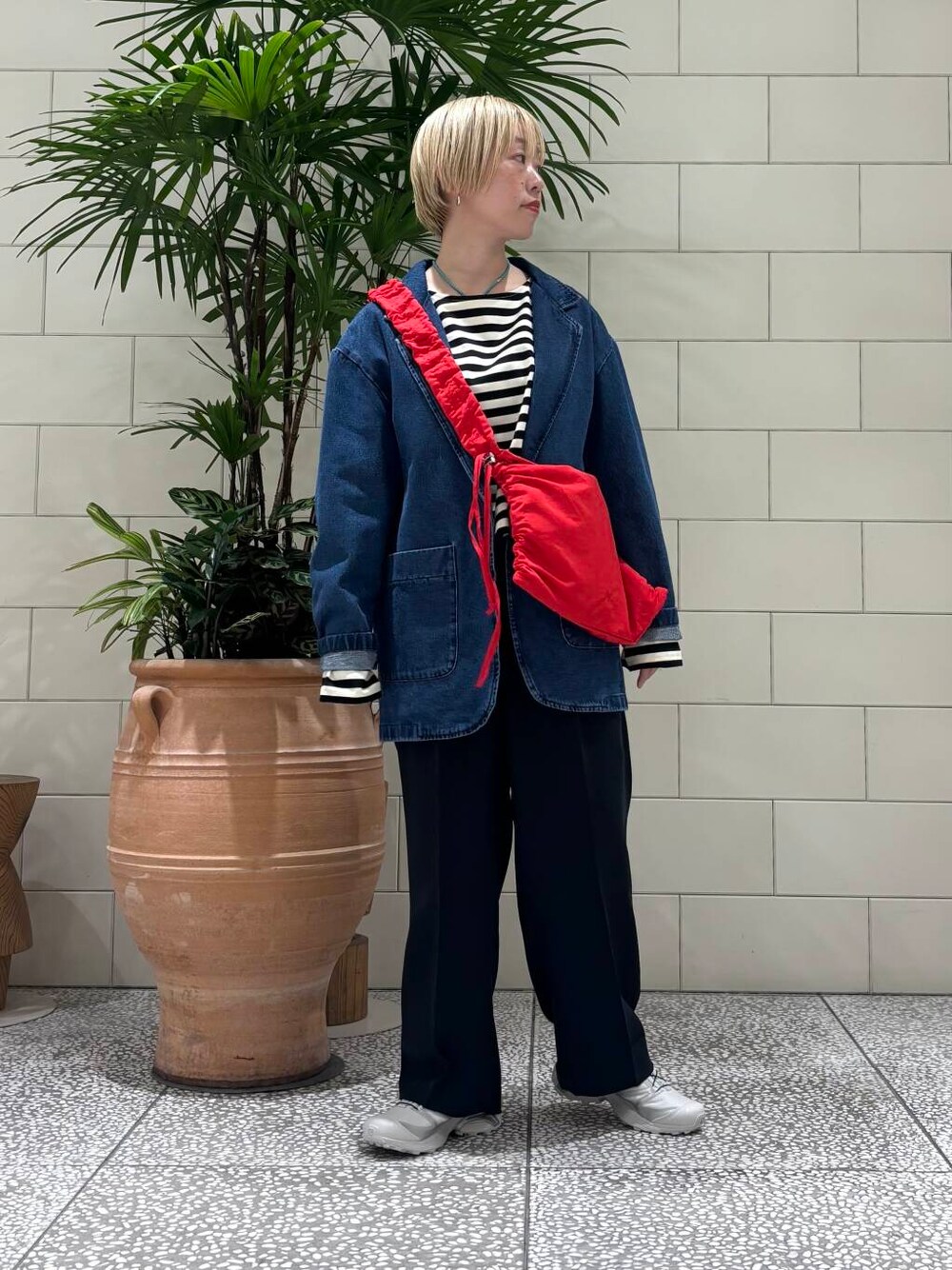 ブルー系のその他パンツ、ブルー系のデニムジャケット、レッド系のショルダーバッグを着用したレディースの冬コーディネートの1枚目の写真