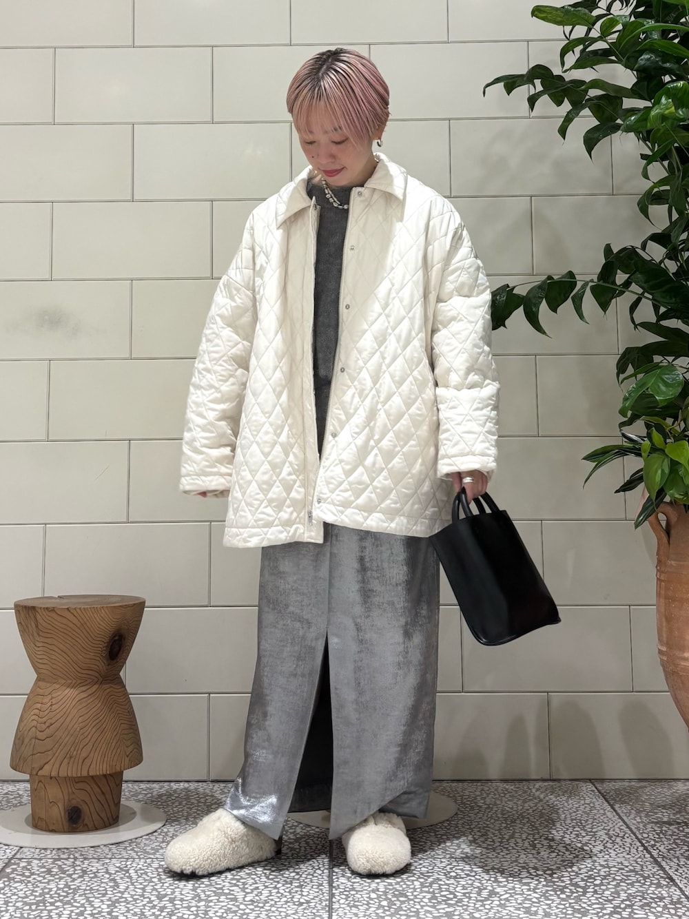 「ホワイトコーデ、クリスマスに着たい服、冬アウター、ニット、ロングスカート、きれいめカジュアル」｜「URBAN RESEARCHのキルティングテントコート（ダウンジャケット/コート、ホワイト系）」を使った、MINAMIさん（レディース・158cm）の冬コーディネートの1枚目の写真