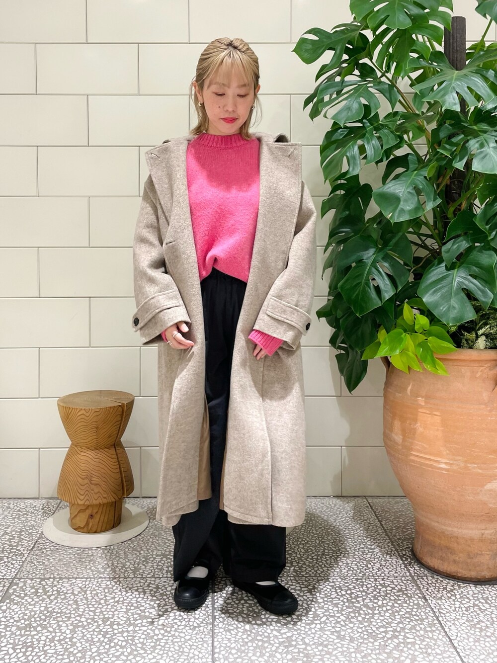「新星WEARISTAにエントリー、冬アウター、休日スタイル、クリスマスに着たい服、ロングコート、マイベストコーデ2023、お出かけコーデ、着回しコーデ、冬のコーデ」｜「LAATOのVOLUME SLEEVE KNIT（ニット/セーター、ピンク系）」を使った、MINAMIさん（レディース・158cm）の冬コーディネートの1枚目の写真