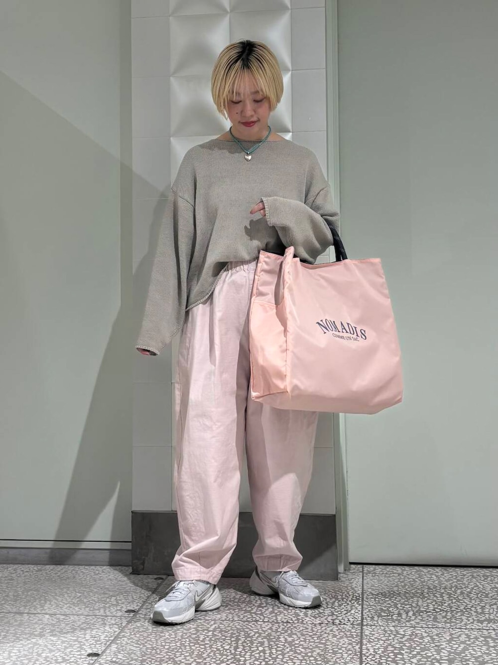 その他のスニーカー、グレー系のニット/セーター、ピンク系のその他パンツを着用したレディースの春コーディネートの1枚目の写真