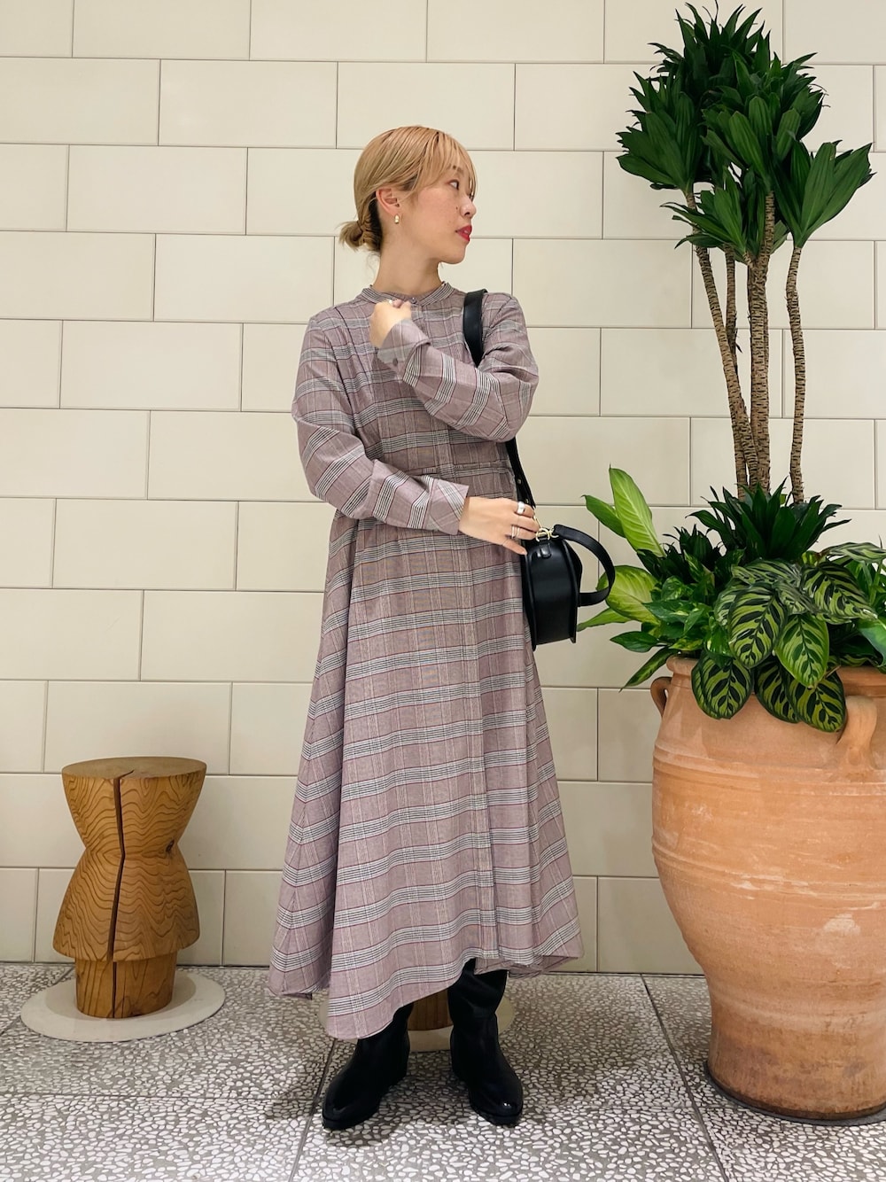 「お出かけコーデ、ワンピース、シンプルコーデ、チェック、ブーツ、秋コーデ、ロングワンピース、ロングブーツ」｜「URBAN RESEARCH ROSSO WOMENのイレギュラーヘムワンピース（ワンピース、グレー系）」を使った、MINAMIさん（レディース・158cm）の秋コーディネートの1枚目の写真