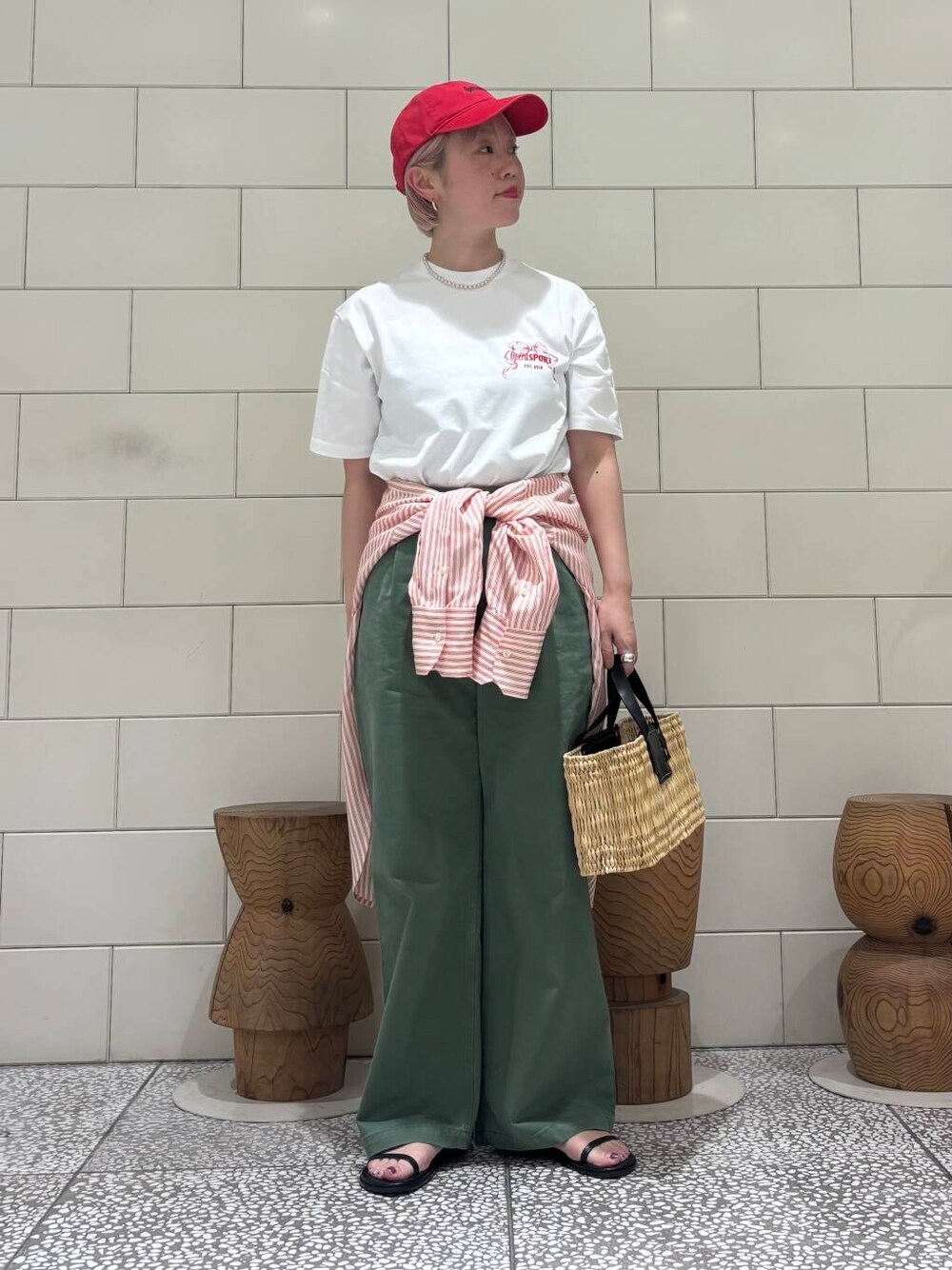 グリーン系のその他パンツ、ブラック系のかごバッグ、ブラック系のサンダルを着用したレディースの夏コーディネートの1枚目の写真