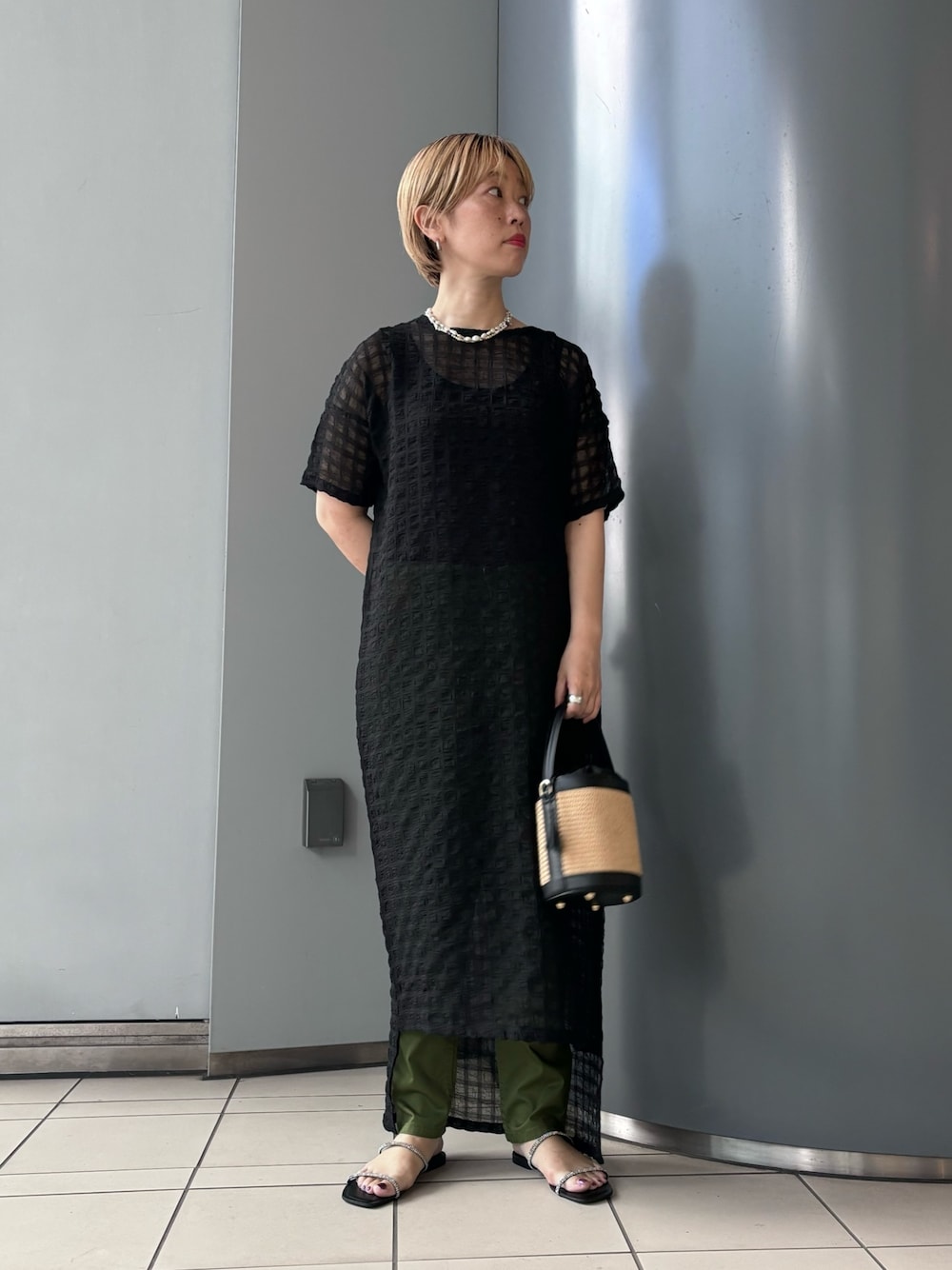 「モノトーン、きれいめカジュアル、シンプルコーデ、レイヤードスタイル、シアートップス、ワンピース」｜「RITA ROWのアイテム（ワンピース/ドレス、ブラック系）」を使った、MINAMIさん（レディース・158cm）の春コーディネートの1枚目の写真