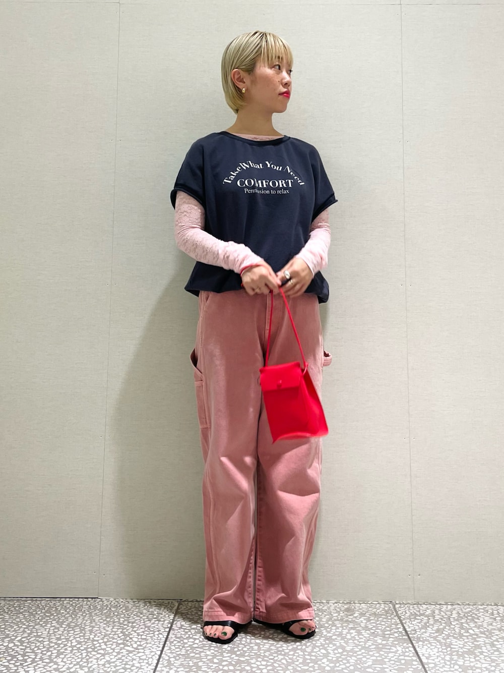 「ごきげんウィーク、休日コーデ、カジュアル、夏コーデ、カラーパンツ、デニム、ピンク、ピンクコーデ、サンダル、ロゴスウェット、ビタミンカラー」｜「MARROWの『別注』『Gina 2022Spring掲載』MARROW×URBAN RESEARCH　BENT POUCH（ショルダーバッグ、レッド系）」を使った、MINAMIさん（レディース・158cm）の春コーディネートの1枚目の写真