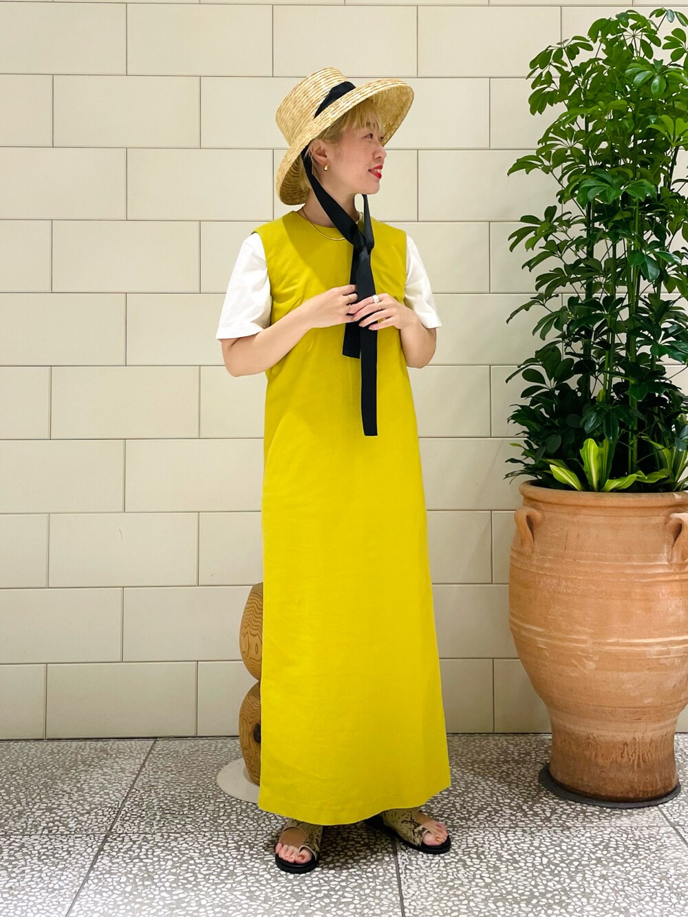 「春夏コーデ、休日スタイル、大人コーデ、レイヤードスタイル、イエロー、ハット、サンダル、パイソン柄」｜「URBAN RESEARCHのSTRAW RIBBON HAT（ハット、ベージュ系）」を使った、MINAMIさん（レディース・158cm）の春コーディネートの1枚目の写真