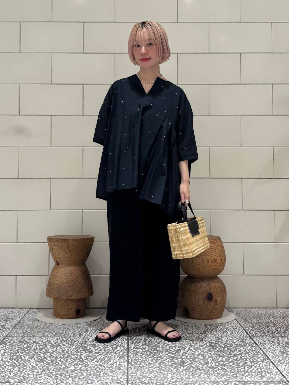 「大人カジュアル、ロングスカート、きれいめカジュアル、URBANRESEARCH、シンプルコーデ、サンダル、newarrival、休日スタイル、お出かけコーデ、ブラックコーデ、骨格ウェーブ、ウェーブ×ブルベ夏、最旬サンダルスタイル」｜「URBAN RESEARCHのストローカゴバッグ（かごバッグ、ブラック系）」を使った、MINAMIさん（レディース・158cm）の夏コーディネートの1枚目の写真
