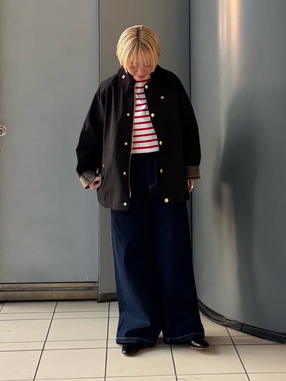 「休日スタイル、大人カジュアル、大人可愛い、オトナ女子、春服、オトナカジュアル、ブラック、barbour、春アウター、デニム」｜「Barbourの『別注』Barbour / URBAN RESEARCH　TRANSPORT（その他アウター、ブラック系）」を使った、MINAMIさん（レディース・158cm）の冬コーディネートの1枚目の写真