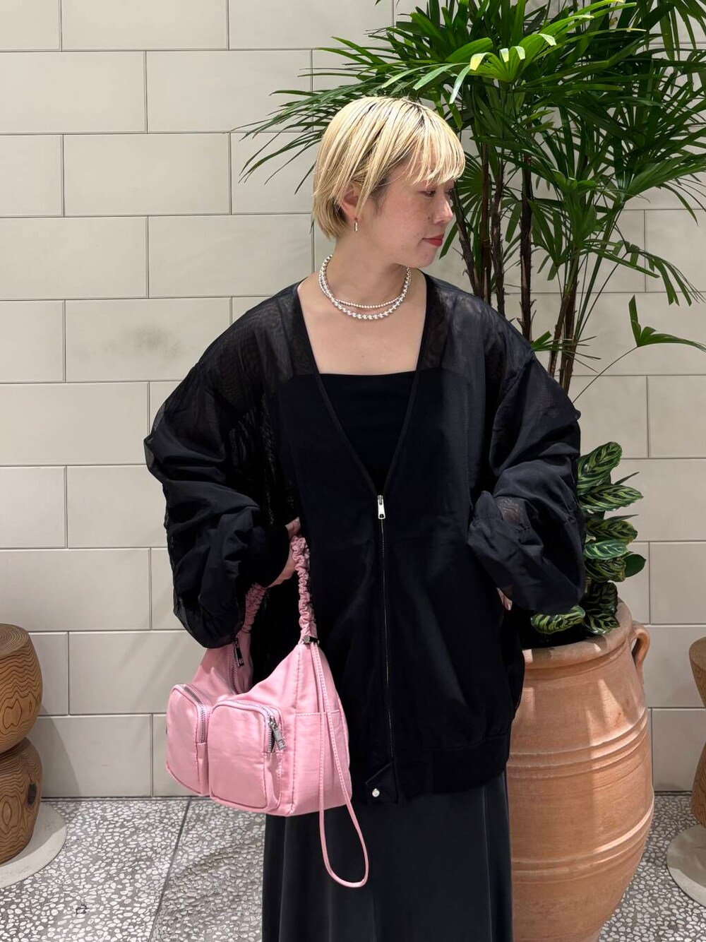 「大人カジュアル、デートコーデ、URBANRESEARCH、newarrival、骨格ウェーブ、ウェーブ×ブルベ夏、私のイチ推しブランド、春のジャケットスタイル、スタッフが狙う春の新作」｜「RODE SKOのhun RODE SKO　Gather pocket（ショルダーバッグ、レッド系）」を使った、MINAMIさん（レディース・158cm）の冬コーディネートの1枚目の写真