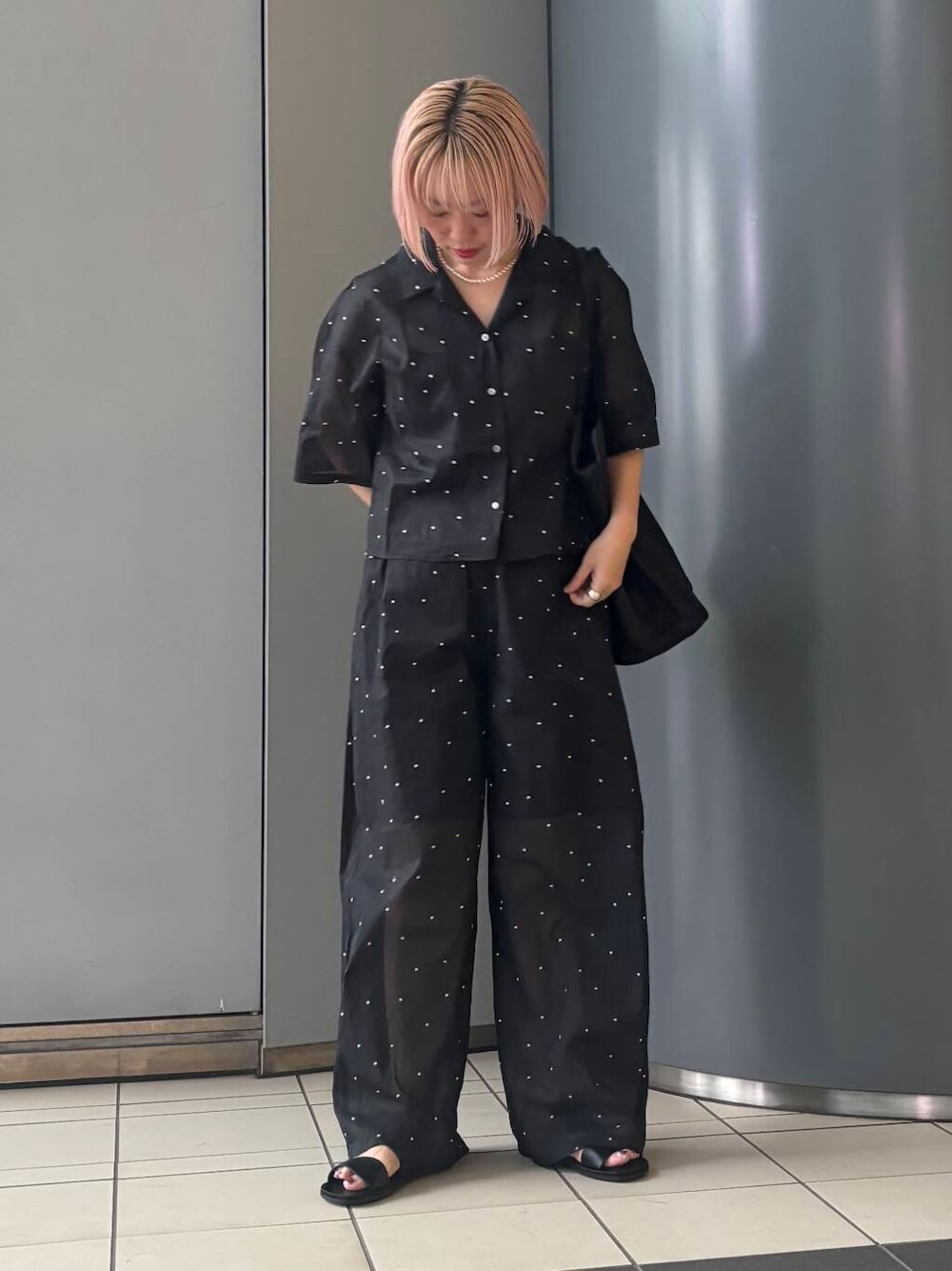 「大人カジュアル、シャツスタイル、セットアップ、モノトーン、きれいめカジュアル、URBANRESEARCH、サンダル、トートバッグ、newarrival、シアートップス、お出かけコーデ、骨格ウェーブ、暑い、ウェーブ×ブルベ夏、トレンドシアーアイテム」｜「URBAN RESEARCHのnew basic　オーガンジードットオープンカラーシャツ（シャツ/ブラウス、ブラック系）」を使った、MINAMIさん（レディース・158cm）の夏コーディネートの1枚目の写真