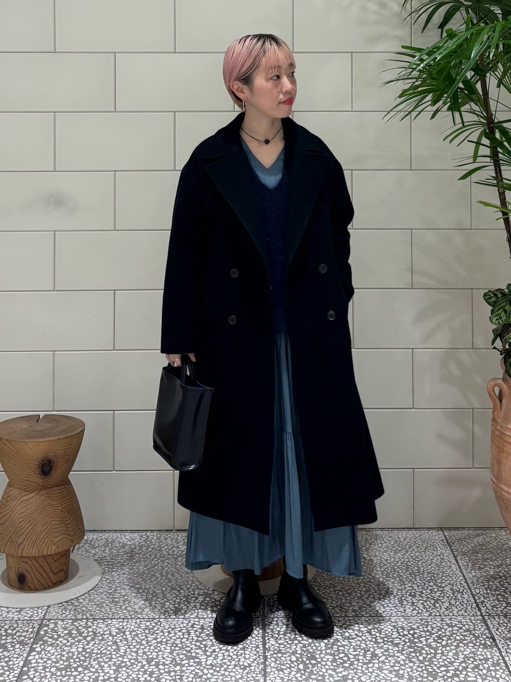 「ロングコート、冬アウター、冬服、お出かけコーデ、シンプル、デート、オトナカワイイ、ワンピ―ス、ニット/セーター」｜「URBAN RESEARCHのスーパー140 ベルテッドチェスターコート（チェスターコート、ブラック系）」を使った、MINAMIさん（レディース・158cm）の冬コーディネートの1枚目の写真