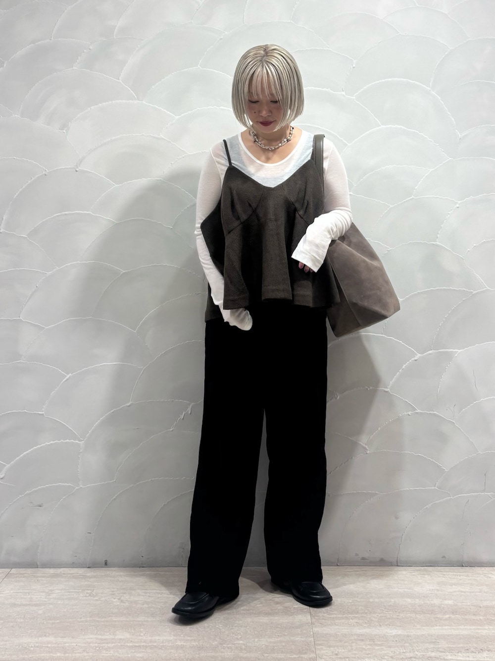 ホワイト系のTシャツ/カットソー、ブラウン系のキャミソール、ベージュ系のトートバッグを着用したレディースの秋コーディネートの1枚目の写真