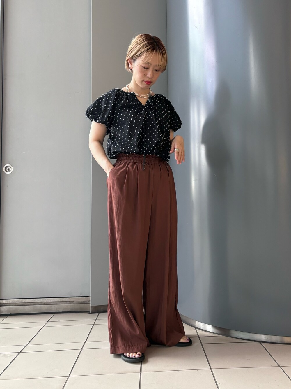 「きれいめカジュアル、シンプルコーデ、デートコーデ、オトナカジュアル、夏コーデ」｜「URBAN RESEARCH ROSSO WOMENのバルーンスリーブブラウス（シャツ/ブラウス、ブラック系）」を使った、MINAMIさん（レディース・158cm）の春コーディネートの1枚目の写真