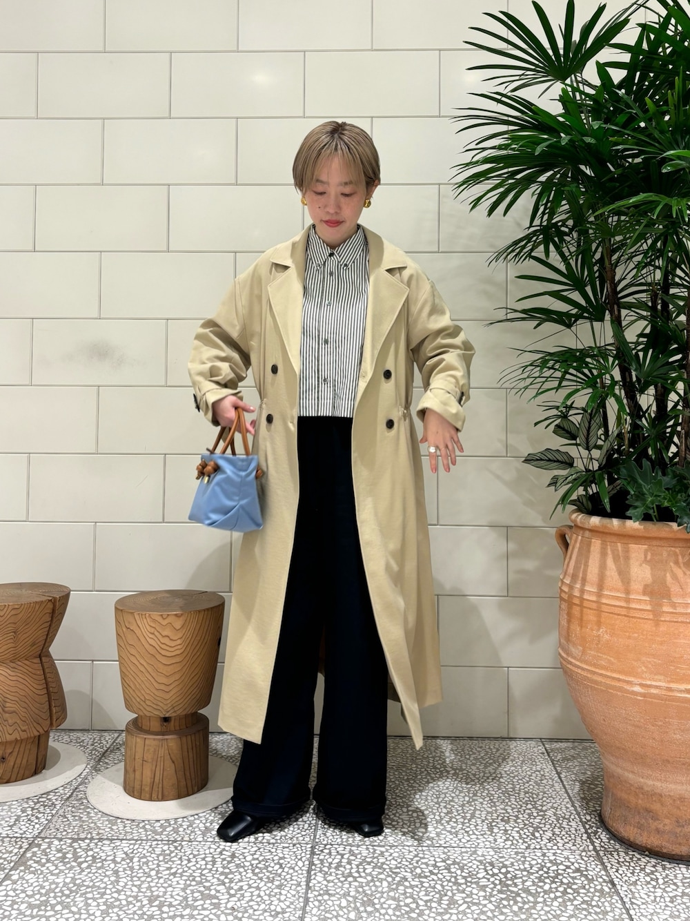 「春のおしゃ見えテクニック、春服みてみて、お出かけコーデ、シンプルコーデ、大人カジュアル、春アウター、ローファー」｜「URBAN RESEARCHの『一部WEB限定カラー』ドロストトレンチコート（トレンチコート、ベージュ系）」を使った、MINAMIさん（レディース・158cm）の春コーディネートの1枚目の写真