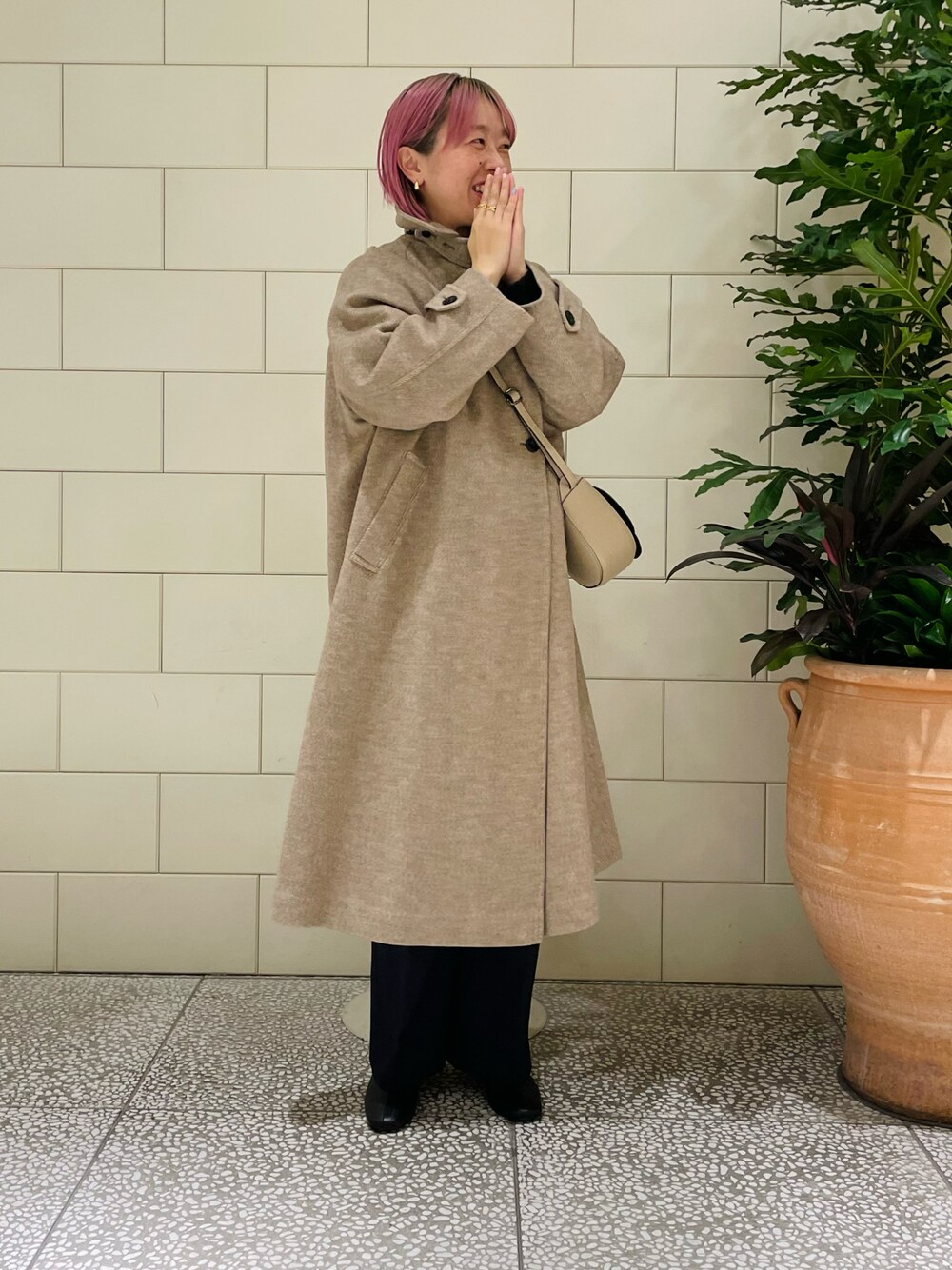 「服とコスメでなりたい自分に、冬のコーデ、シンプルコーデ、大人カジュアル、オトナ女子、ビッグシルエット、ステンカラーコート、コート、ブーツ、パンツスタイル」｜「URBAN RESEARCHのステンカラーロングコート（ステンカラーコート、グレー系）」を使った、MINAMIさん（レディース・158cm）の冬コーディネートの1枚目の写真
