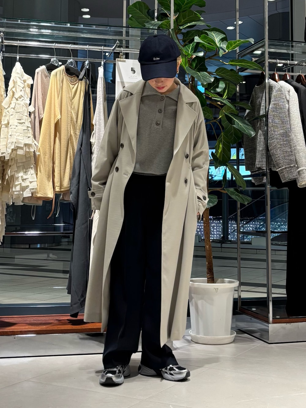 「オトナ女子、シンプル、パンツコーデ、休日スタイル、レディースファッション、ootd、大人かわいい、大人コーデ、スニーカーコーデ、トレンチ、トレンチコート」｜「URBAN RESEARCHのメルトンロゴキャップ（キャップ、ブルー系）」を使った、MINAMIさん（レディース・158cm）の冬コーディネートの1枚目の写真