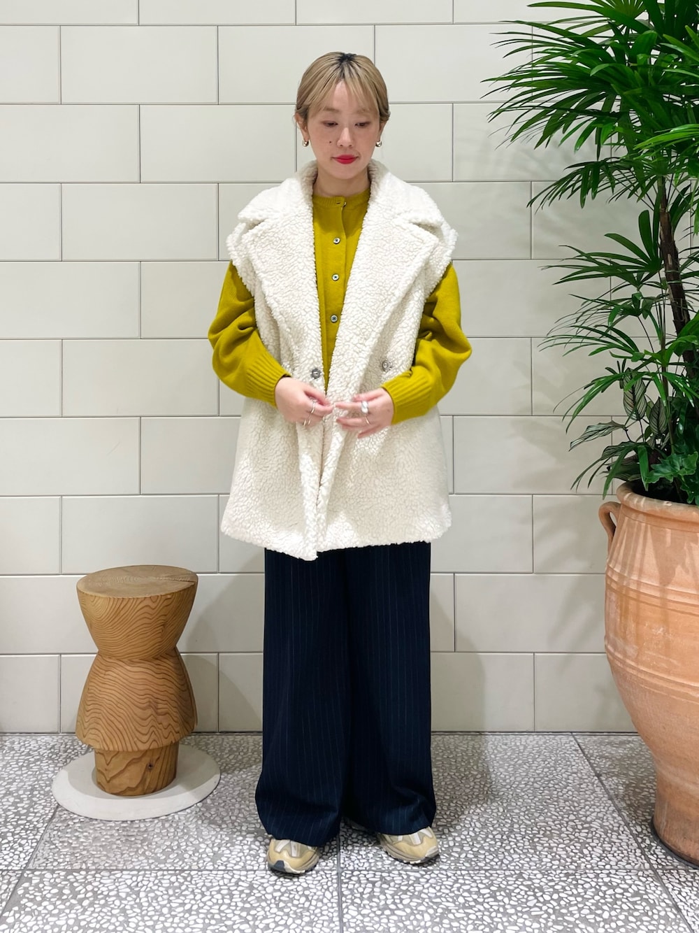 イエロー系のカーディガン/ボレロ、ホワイト系のその他アウター、ブルー系のその他パンツを着用したレディースの冬コーディネートの1枚目の写真