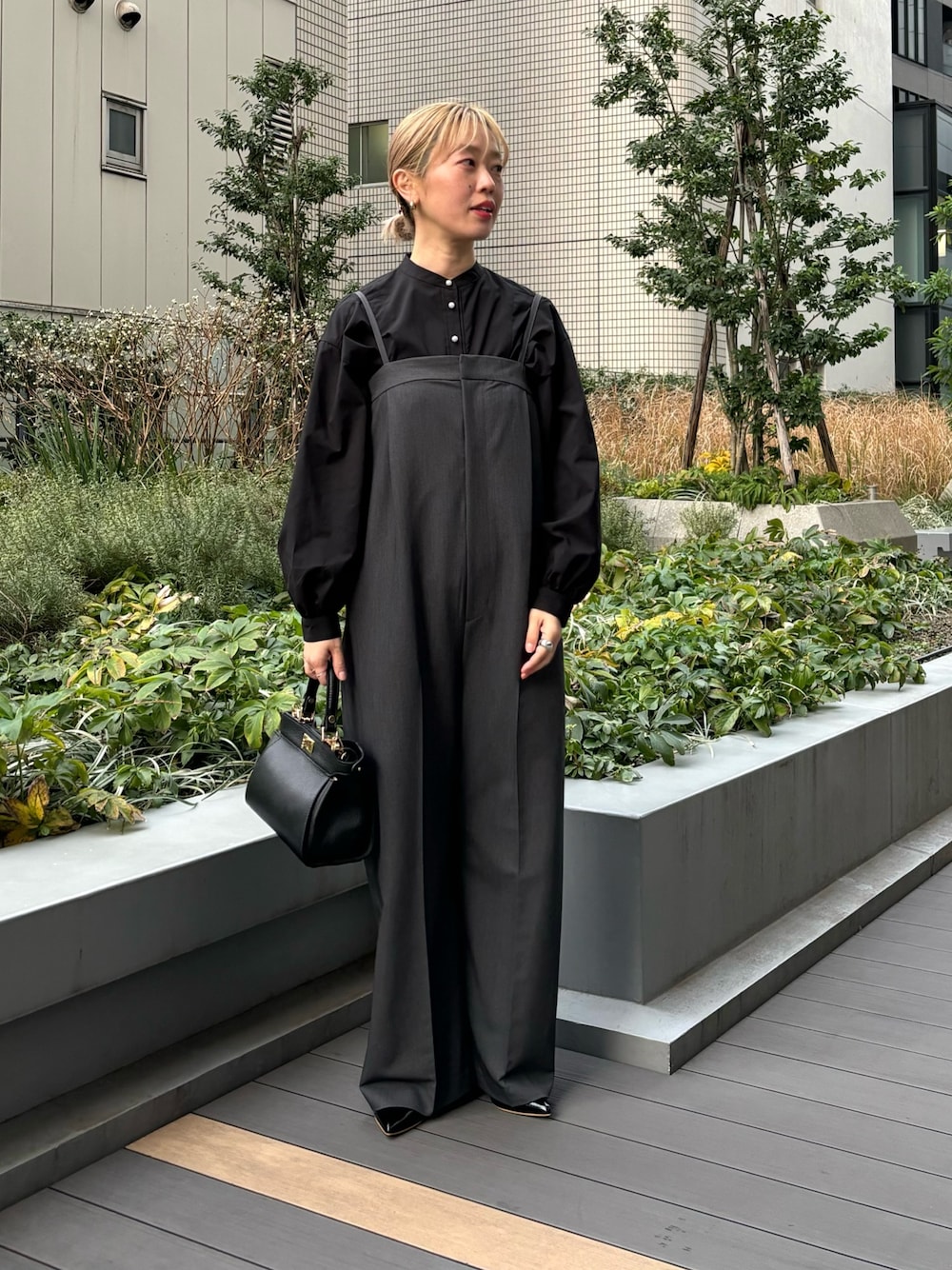 「シンプルコーデ、お出かけコーデ、オフィスカジュアル、大人女子、シンプル、オトナカジュアル」｜「URBAN RESEARCH ROSSO WOMENのパール釦ボリュームシャツブラウス（シャツ/ブラウス、ブラック系）」を使った、MINAMIさん（レディース・158cm）の冬コーディネートの1枚目の写真