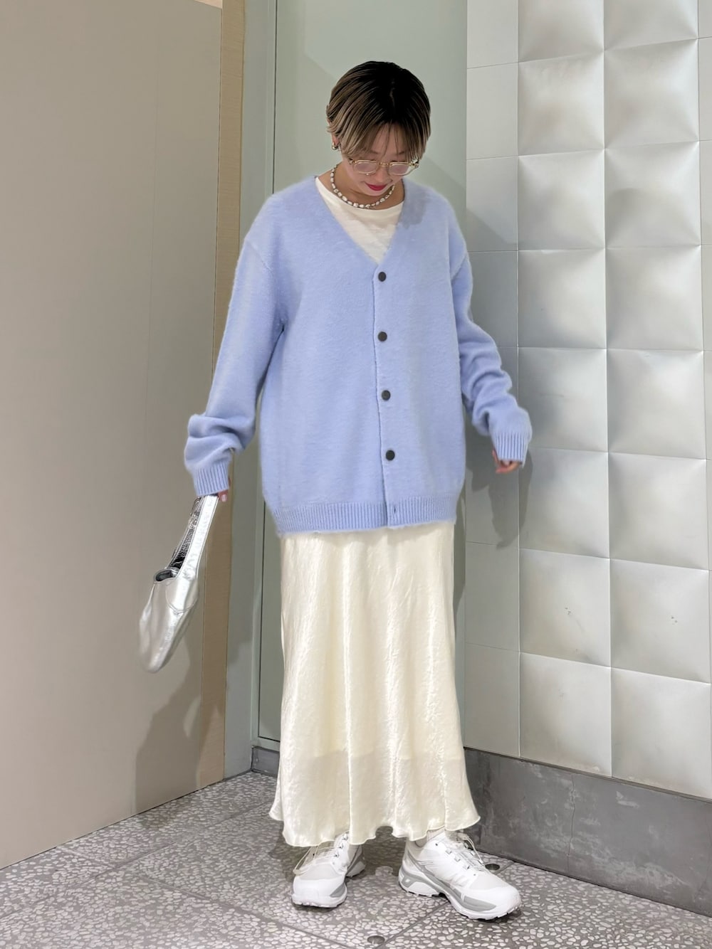 「淡色コーデ、秋っぽコーデ更新中、マーメイドスカート、カーディガン、スニーカー、秋コーデ」｜「URBAN RESEARCH ROSSO WOMENのサテンバイアススカート（スカート、ホワイト系）」を使った、MINAMIさん（レディース・158cm）の秋コーディネートの1枚目の写真