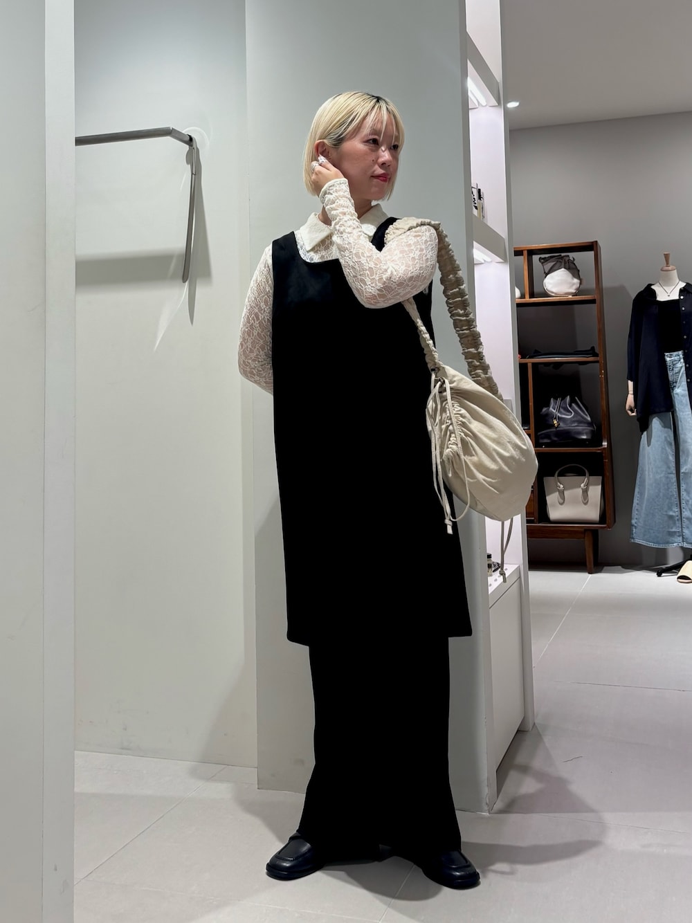 「ショルダーバッグ、秋服準備はじめました、シアートップス、ワンピース、シンプルコーデ、お出かけコーデ、レイヤードスタイル、初秋のパンツスタイル、オトナカジュアル、大人かわいい、st2508」｜「URBAN RESEARCHのMIMAI　CALF LEATHER LOAFER（ローファー、ブラック系）」を使った、MINAMIさん（レディース・158cm）の夏コーディネートの1枚目の写真