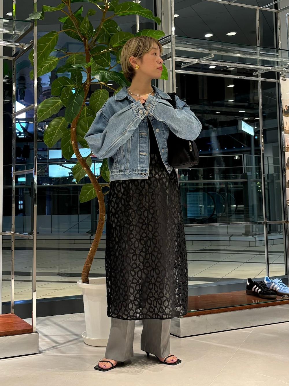 「お出かけコーデ、ワンピース、レイヤードスタイル、秋服準備はじめました、デートコーデ、休日スタイル」｜「Levi'sのLevi’s　SHRUNKEN 90S TRUCKER（デニムジャケット、ブルー系）」を使った、MINAMIさん（レディース・158cm）の夏コーディネートの1枚目の写真