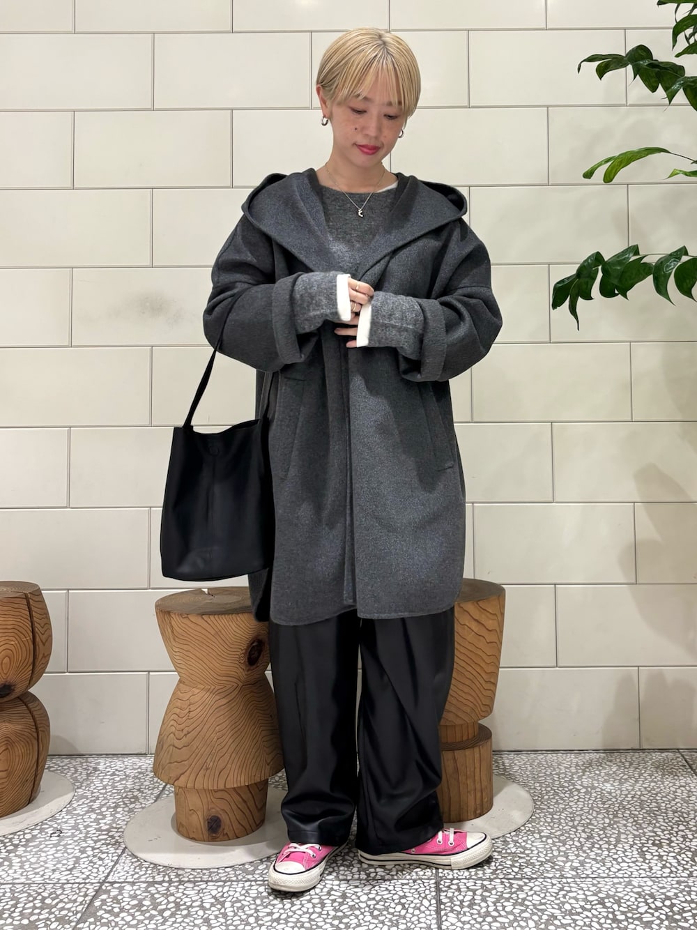 「お出かけコーデ、秋コーデ、休日スタイル、パンツスタイル」｜「URBAN RESEARCHのリバーフードコート（その他アウター、グレー系）」を使った、MINAMIさん（レディース・158cm）の秋コーディネートの1枚目の写真