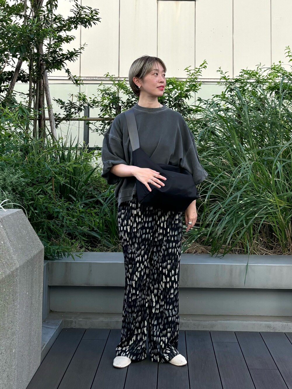 「スポーツミックス、きれいめカジュアル、休日スタイル、お出かけコーデ、秋服準備はじめました、旅行」｜「URBAN RESEARCHのブラッシュプリントギャザーパンツ（その他パンツ、ブラック系）」を使った、MINAMIさん（レディース・158cm）の夏コーディネートの1枚目の写真