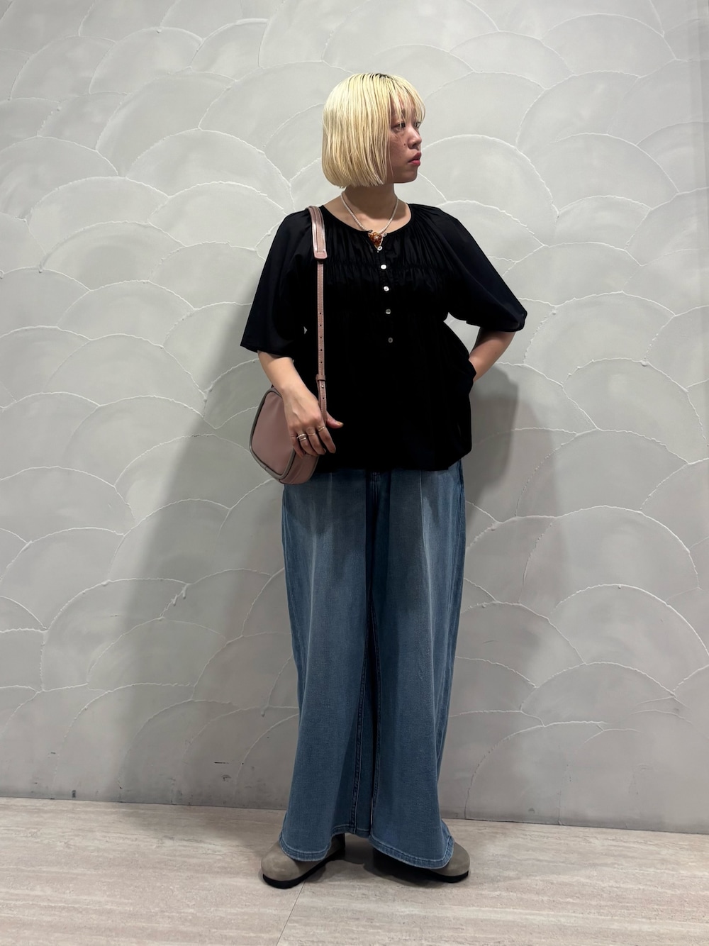ピンク系のショルダーバッグ、ブルー系のデニムパンツ、ブラック系のシャツ/ブラウスを着用したレディースの夏コーディネートの1枚目の写真