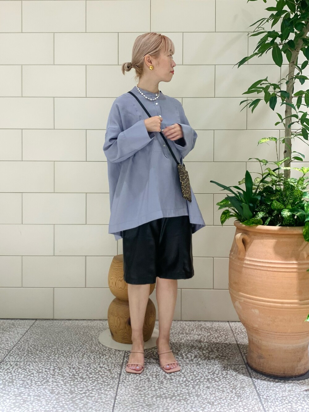 「今日のコーデ、パンツスタイル、シャツスタイル、サンダル、エコレザー、ハーフパンツ、レオパード」｜「URBAN RESEARCHのバロックパールネックレス（ネックレス、ゴールド系）」を使った、MINAMIさん（レディース・158cm）の夏コーディネートの1枚目の写真