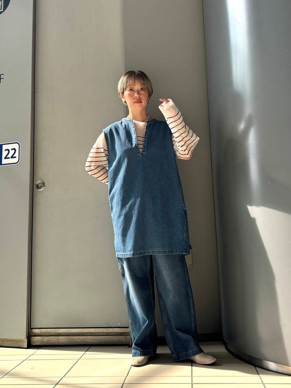 ホワイト系のその他シューズ、ブルー系のデニムパンツ、ホワイト系のニット/セーターを着用したレディースの夏コーディネートの1枚目の写真