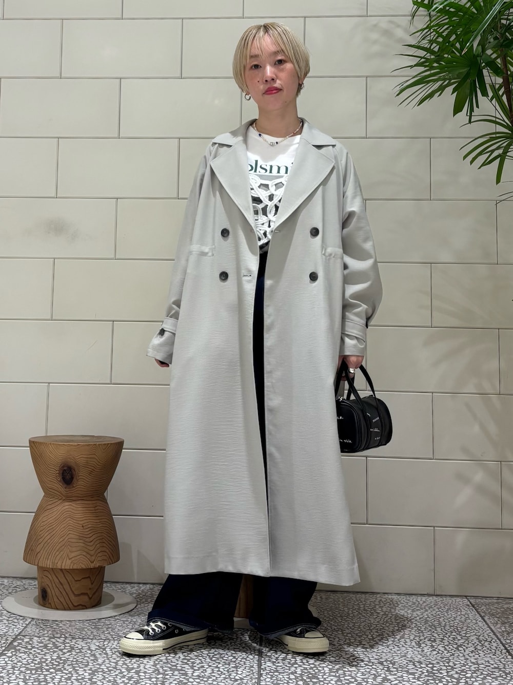 その他のTシャツ/カットソー、ホワイト系のニット/セーター、ブルー系のデニムパンツを着用したレディースの冬コーディネートの1枚目の写真