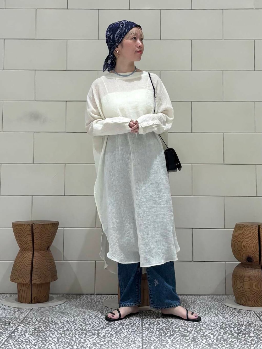 「大人カジュアル、デニム、URBANRESEARCH、シンプルコーデ、レイヤードスタイル、newarrival、休日スタイル、春夏コーデ、旅行コーデ、骨格ウェーブ、ウェーブ×ブルベ夏、ここでしか手に入らない別注アイテム、初夏のお出掛けコーデ、過ごしやすい」｜「ITTIの『別注』ITTI×URBAN RESEARCH　MICHELLE ERRAND POUCH（ショルダーバッグ、ブラック系）」を使った、MINAMIさん（レディース・158cm）の春コーディネートの1枚目の写真