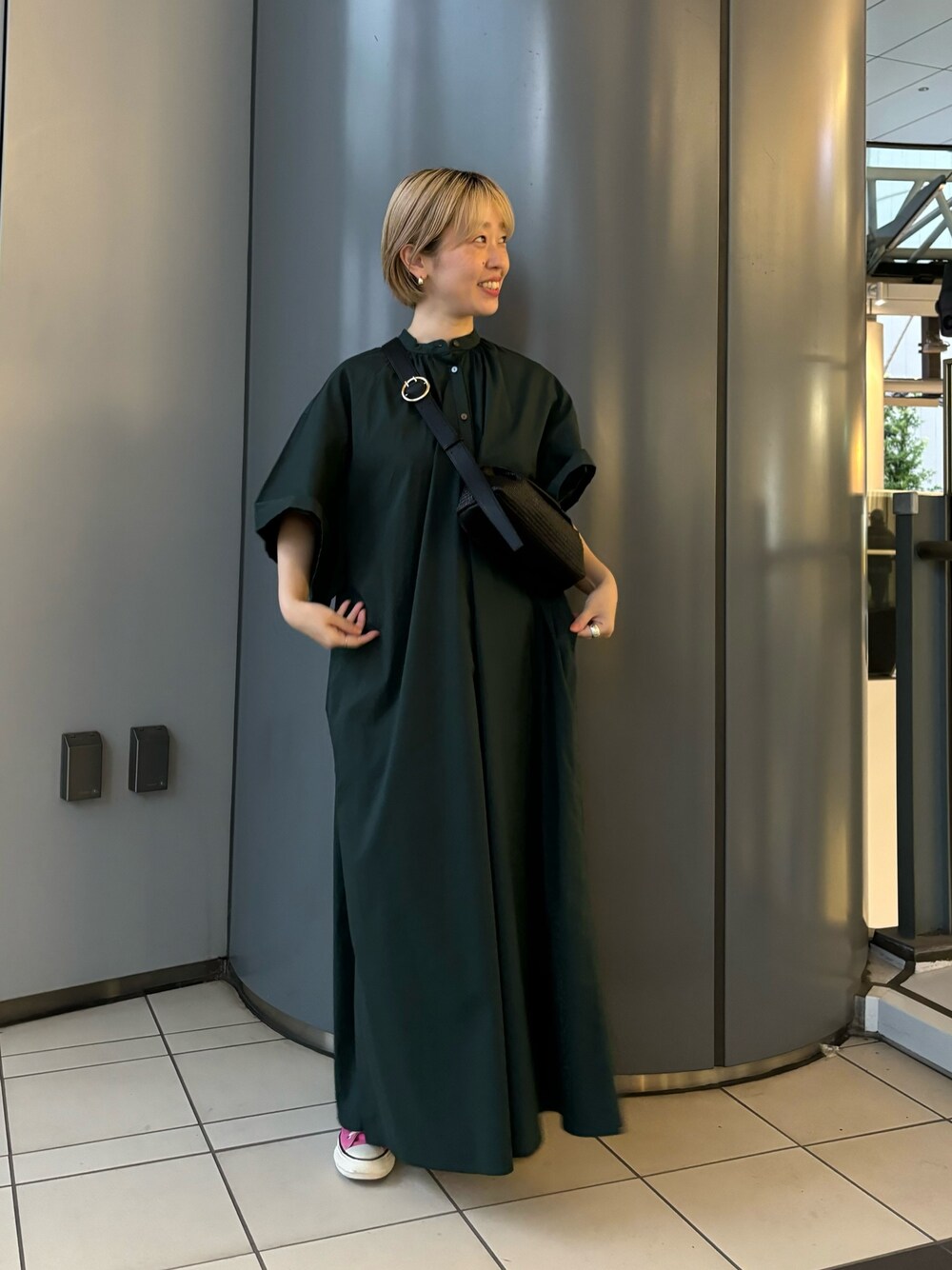 「デートコーデ、スニーカー、きれいめカジュアル、ワンピース、休日スタイル、オトナカジュアル」｜「LAATOのwide sleeve one piece（ワンピース、グリーン系）」を使った、MINAMIさん（レディース・158cm）の春コーディネートの1枚目の写真