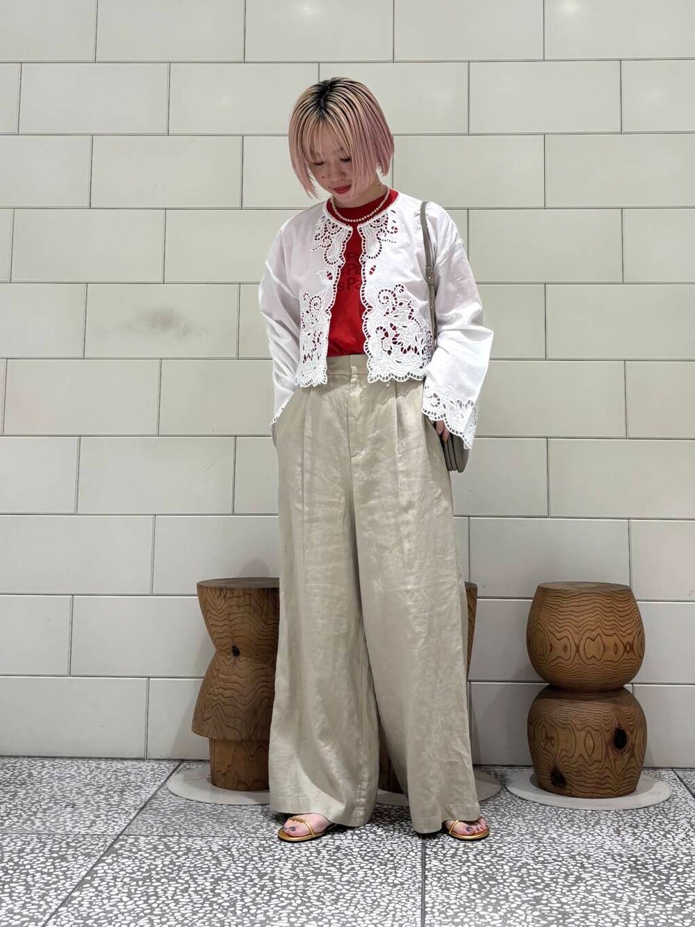 「大人カジュアル、きれいめカジュアル、URBANRESEARCH、サンダル、レース、リネン、newarrival、休日スタイル、サンダルコーデ、お出かけコーデ、骨格ウェーブ、ウェーブ×ブルベ夏、やや暑い、夏の涼しげパンツコーデ」｜「URBAN RESEARCHの『3サイズ展開』new basic　リネンイージーワイドスラックス（その他パンツ、ベージュ系）」を使った、MINAMIさん（レディース・158cm）の夏コーディネートの1枚目の写真