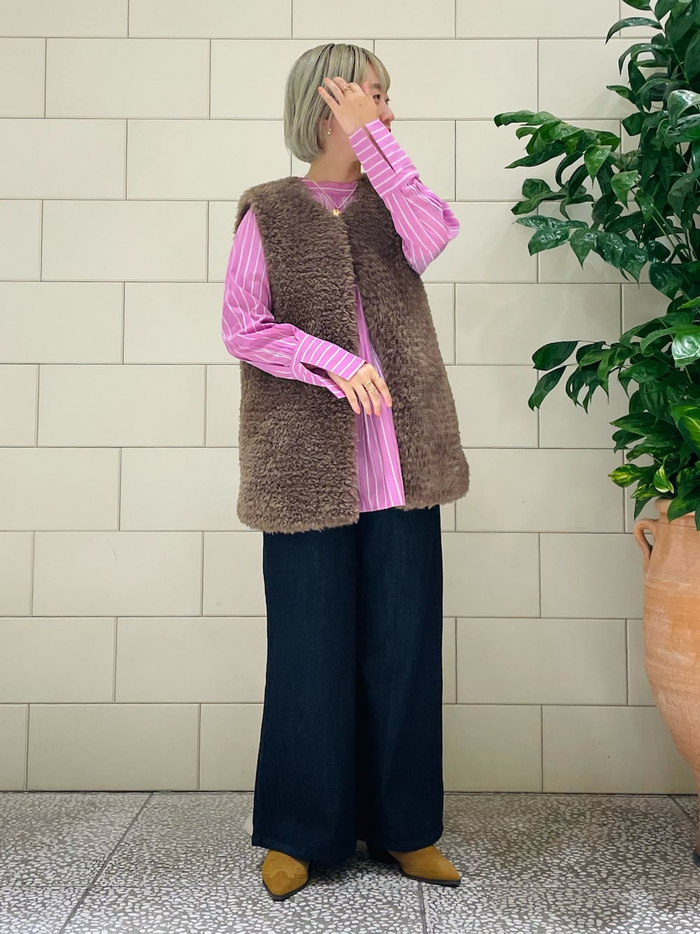 「シンプル、秋色、秋服準備はじめました、デニム、シャツスタイル、バギーパンツ、ボア、ベスト、Coming soon…、リング、ミュール、大人カジュアル」｜「URBAN RESEARCH ROSSOのバックスリットピンタックチュニックシャツ（シャツ/ブラウス、その他）」を使った、MINAMIさん（レディース・158cm）の夏コーディネートの1枚目の写真